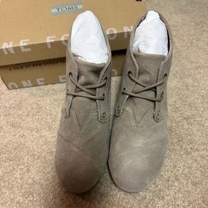NIB TOMS DESERT TAUPE SUEDE WEDGE SIZE 6